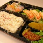 Chuka Bento (ravioli alla griglia, insalata di spaghetti di soia, melanzane con salsa piccante e riso)