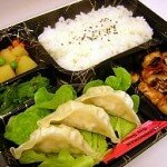 Gyoza Bento (ravioli giapponesi e calamari alla griglia con riso e contorno)