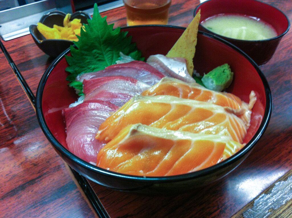 Il sashimi del mercato del pesce di Tsukiji, Tokyo.