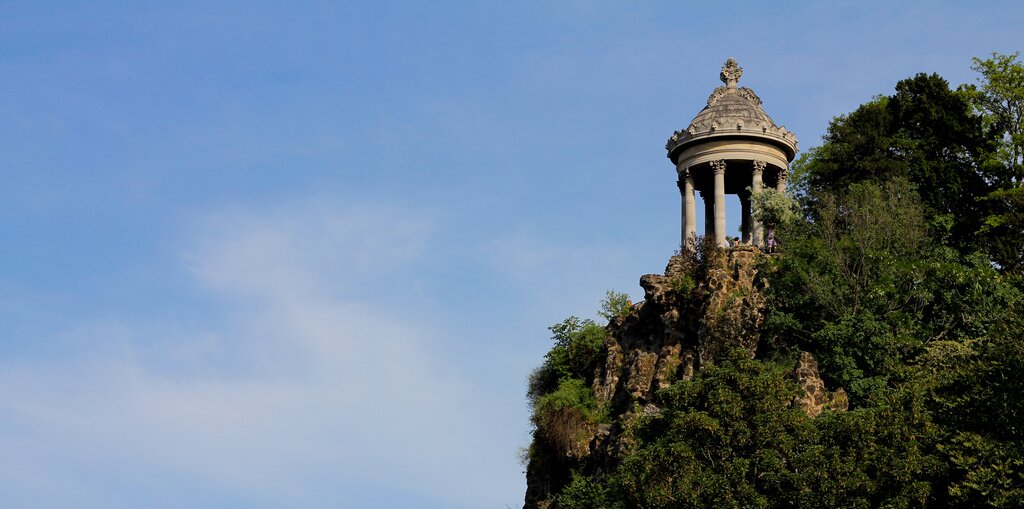 Parigi, Parc des Buttes Chaumont. Foto di <a href="http://www.flickr.com/photos/deansfurniture5/" target="_blank">Kyle Slattery</a>, licenza Creative Commons