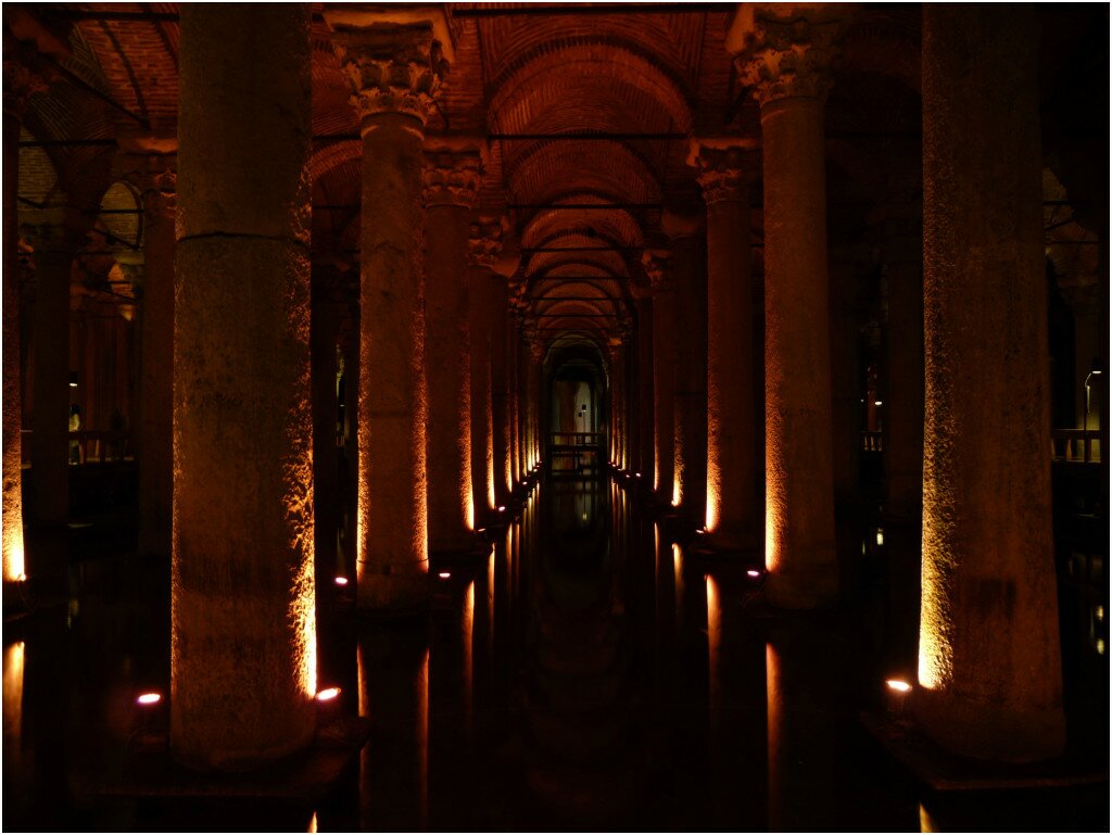 Istanbul, Cisterna della Basilica - Foto di <a href="https://www.flickr.com/photos/helmutzen2/" target="_blank">♣HelmutZen♣</a>, licenza Creative Commons